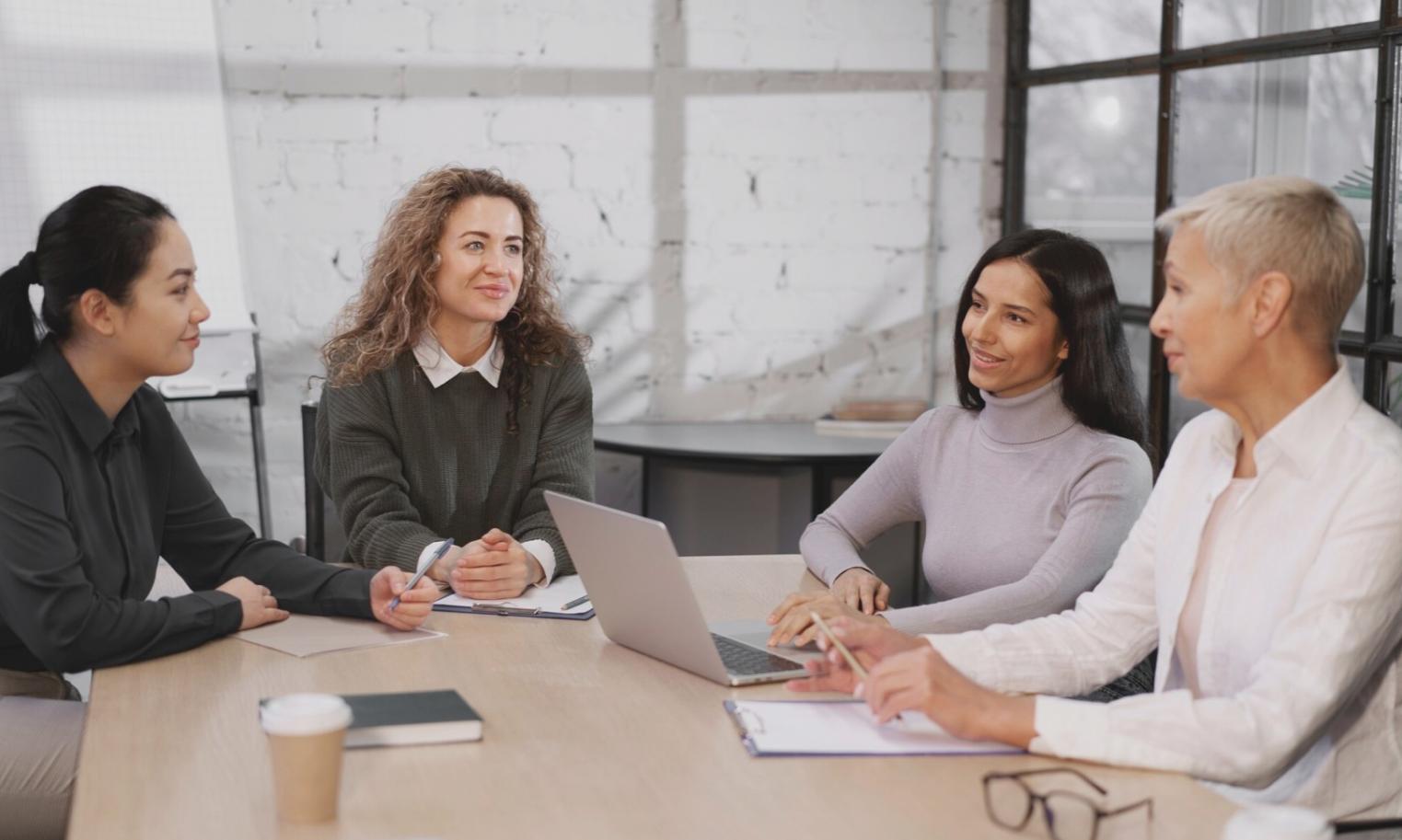 Equipos colaborando en estrategia financiera
